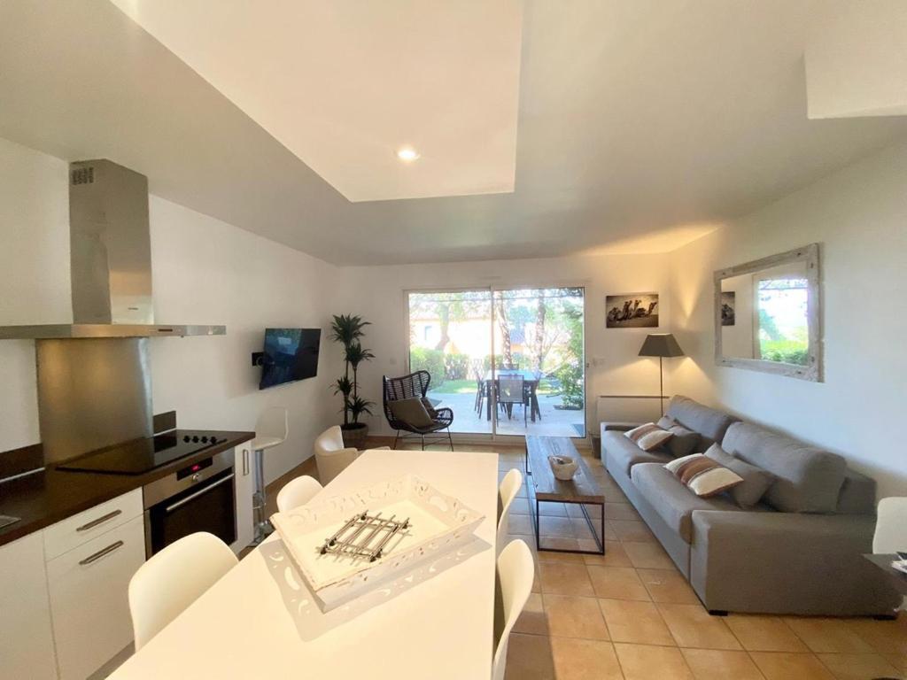Villa Vue Mer Donnant Sur Le Golfe De St Tropez, 2 Chambres, 6 Pers, Piscine Commune Saint-Tropez Exterior photo